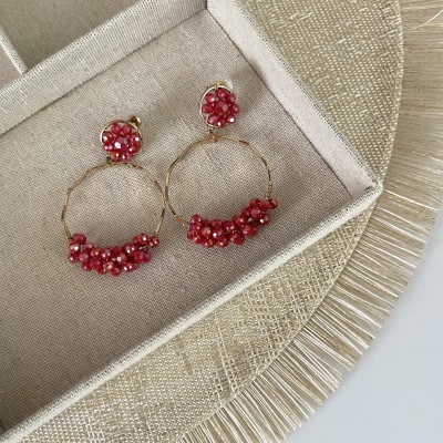 ORECCHINI CERCHIO PENDENTE CON PERLINE ROSSE
